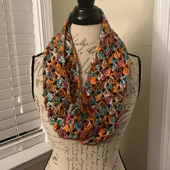 Handmade short infinty scarf - Picture 4 of 6